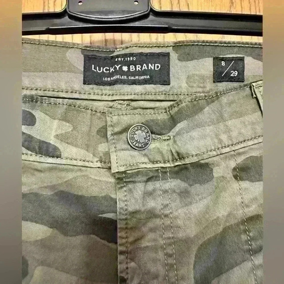 Lucky Brand Woman’s Camo Cargo Mid Rise Pants. Size 8/29 NWT - Picture 2 of 6